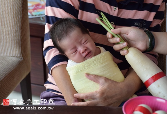 林寶寶(台中北區到府嬰兒寶寶滿月剃頭理髮、免費到府嬰兒剃胎毛儀式吉祥話)。到府剃頭剃胎毛主持、專業拍照、DVD光碟、證書。★購買「臍帶章、肚臍章、胎毛筆刷印章」贈送：剃頭、收涎、抓周，三選一。2015.11.04 照片13